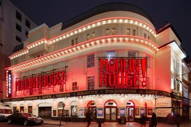 Piccadilly Theatre outside